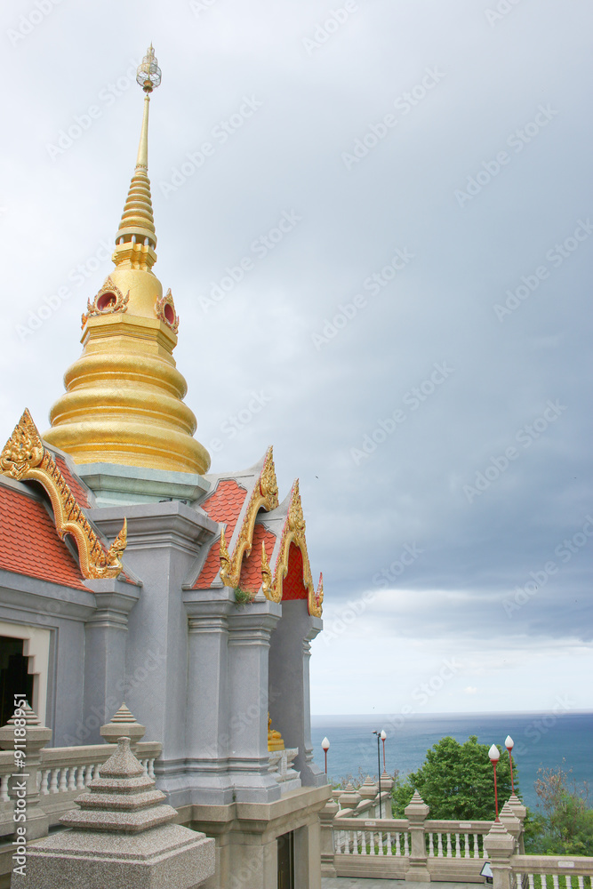 Naklejka premium Gold pagoda on mountain