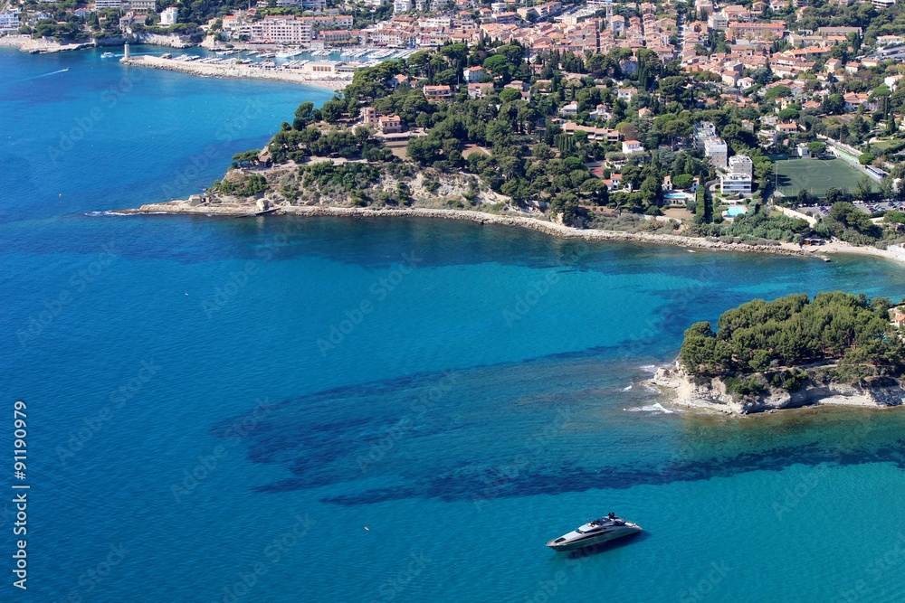 Fototapeta premium Port de Cassis et pointes des Lombard et du Corton 