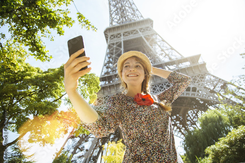 Canvas Print Woman visiting Paris