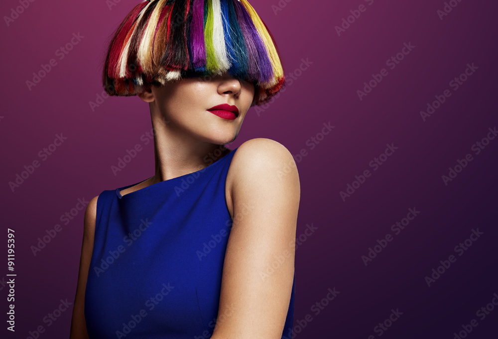 Fototapeta kobieta o kolorze włosów. tęczowe włosy