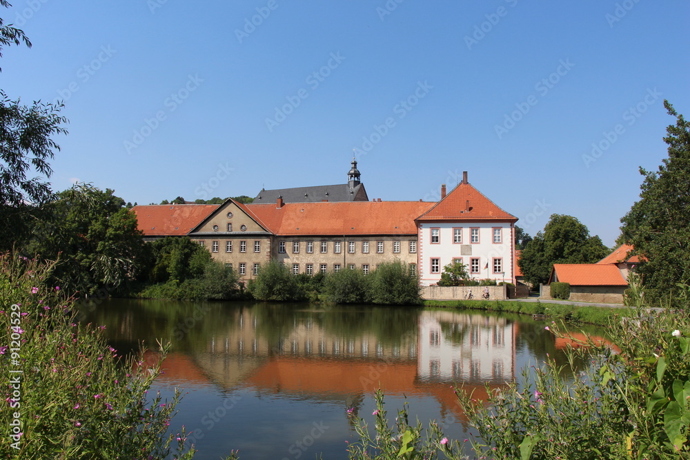Kloster Lamspringe mit Abteigebäude im Vordergrund