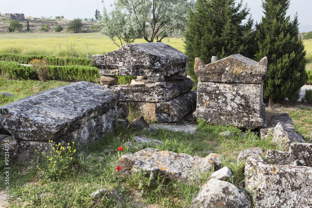 Иераполис, Турция. Саркофаги и руины склепов в античном некрополе.