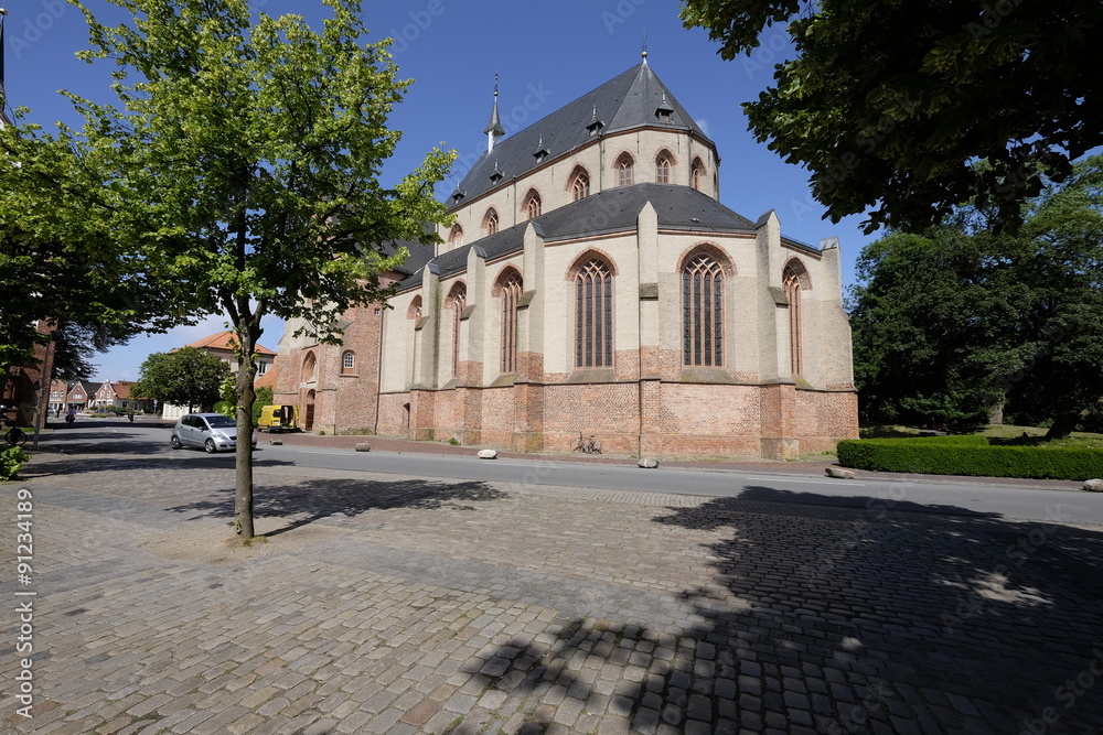 Naklejka premium Ludgerikirche mit freistehenden Glockenturm der Stadt Norden, La