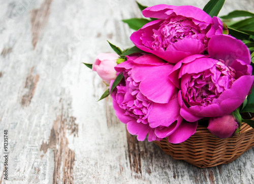 Fotografija Basket with pink peony
