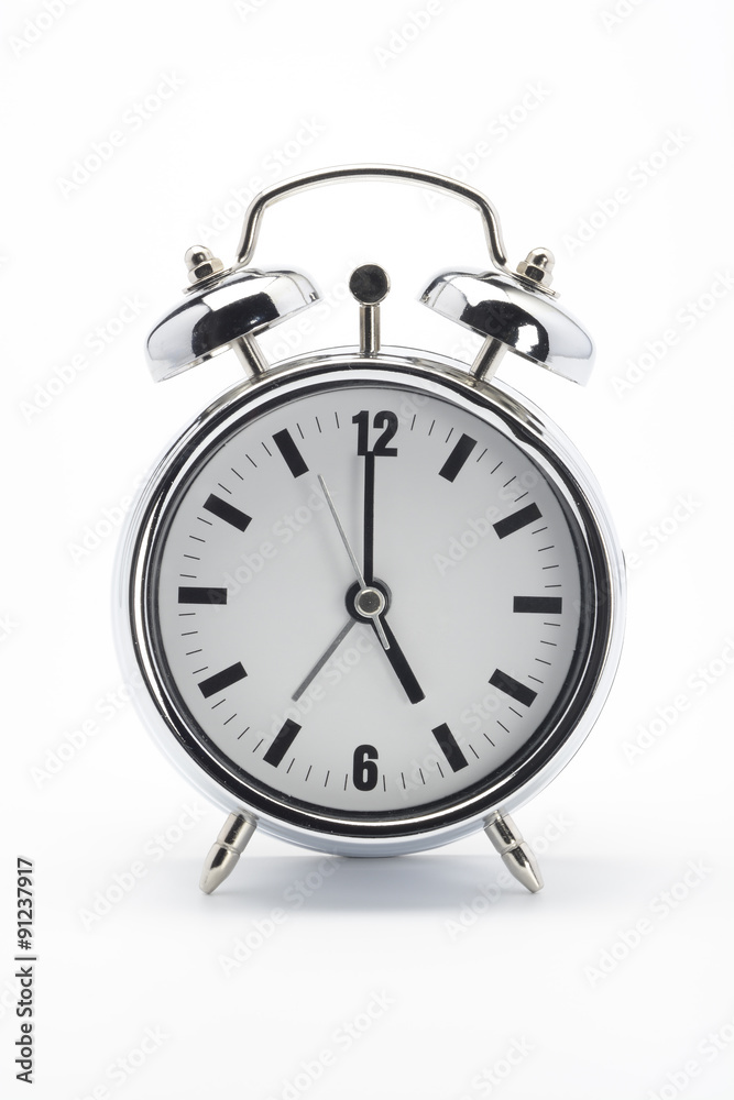 Reloj despertador clásico, marca las cinco Reloj despertador clásico, marca las cinco