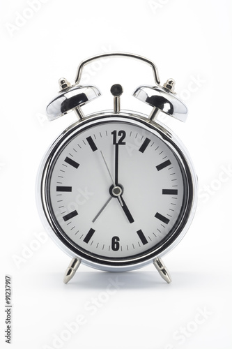 Reloj despertador clásico, marca las cinco