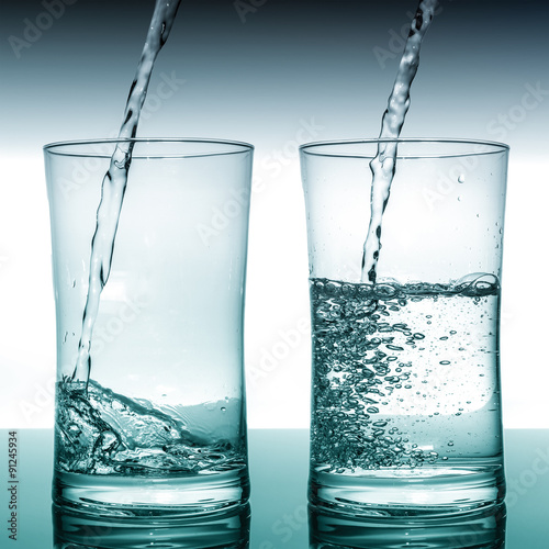 due bicchieri con acqua fresca