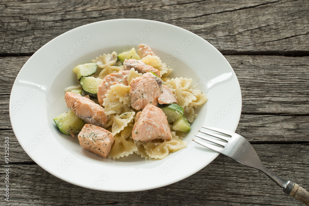 Farfalle mit Lachs und Zucchini Farfalle mit Lachs und Zucchini