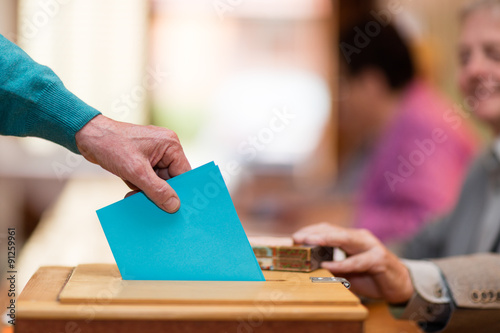 Symbolbild Stimmzettel in Wahlurne photo