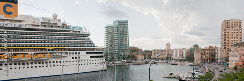 Savona: vista del porto vecchio  con nave da crociera 