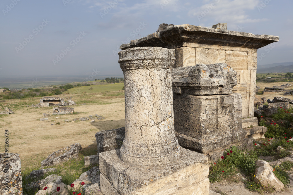 Иераполис, Турция. Саркофаги и руины склепов в античном некрополе.