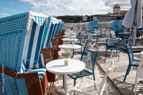 Fototapeta Naklejka Na Ścianę i Meble -  Strandkörbe und Tische im Kurort Binz Insel Rügen