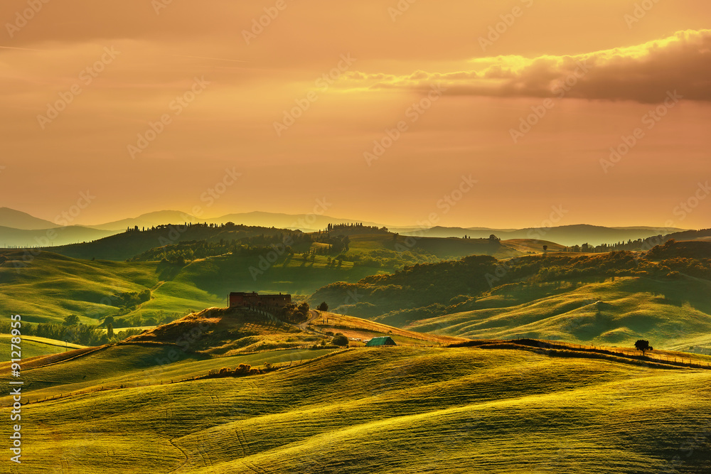 Obraz premium Tuscany spring, rolling hills on sunset. Volterra rural landscap