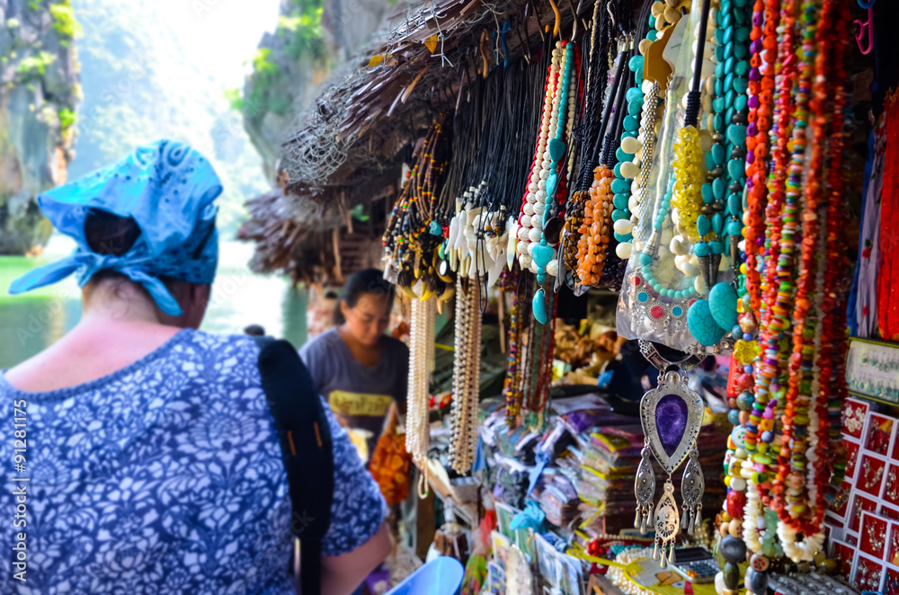 Obraz premium Woman on the market of souvenirs