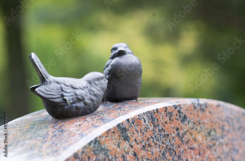 Spatzen auf dem Grabstein photo