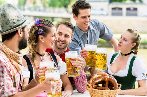 Freunde im Biergarten in Bayern trinken im Sommer
