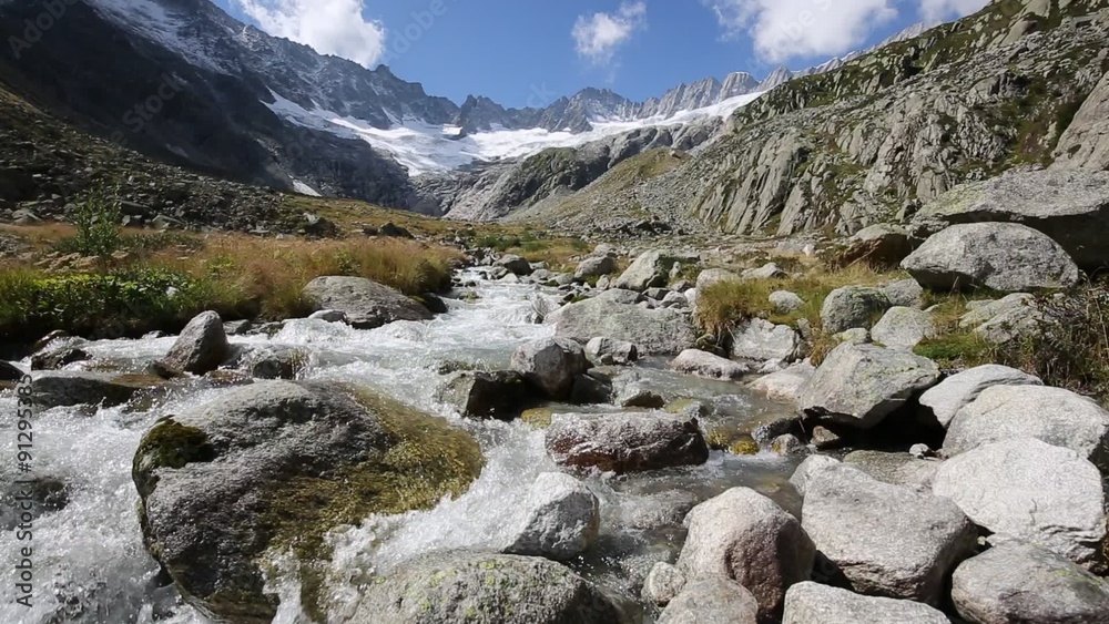 Bergbach Chelenreuss auf der Göscheneralp in der Schweiz Bergbach Chelenreuss auf der Göscheneralp in der Schweiz