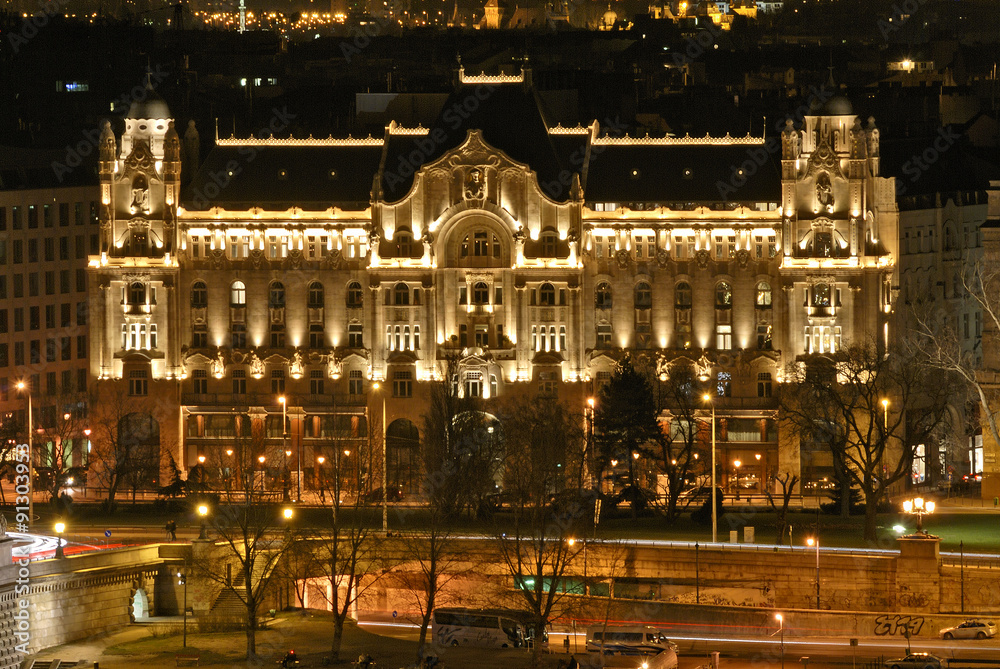 Palais Gresham (Jugendstil, 1907) am Pester Donauufer in Budapest bei Nacht; beherbergt heute das Hotel Vier Jahreszeiten.