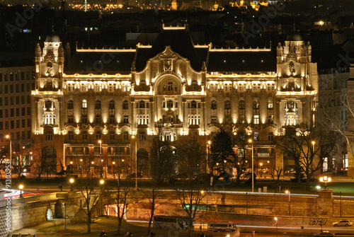 Palais Gresham (Jugendstil, 1907) am Pester Donauufer in Budapest bei Nacht; beherbergt heute das Hotel Vier Jahreszeiten. photo