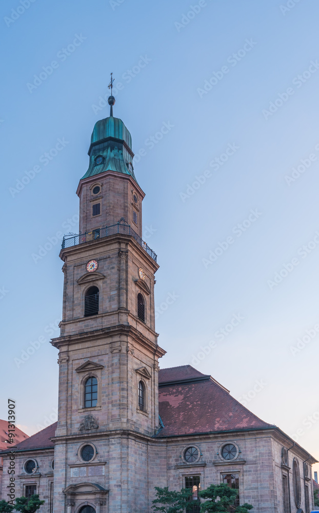 Hugenottenkirche Erlangen zur Abenddämmerung