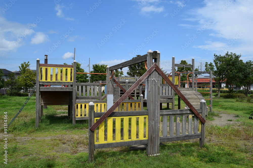 木製の遊具/山形県庄内地方の公園で、木製の遊具を撮影した写真です。 木製の遊具/山形県庄内地方の公園で、木製の遊具を撮影した写真です。