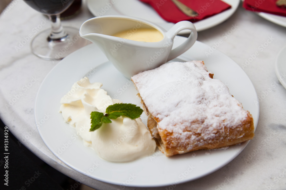 apple strudel - Apfelstrudel mit Sahne apple strudel - Apfelstrudel mit Sahne