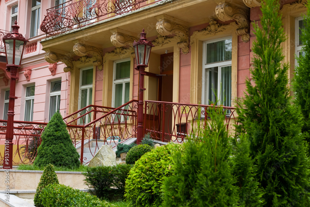 mansion - Treppe mit Lampen und Tauben, Karlsbad, Karlovy Vary