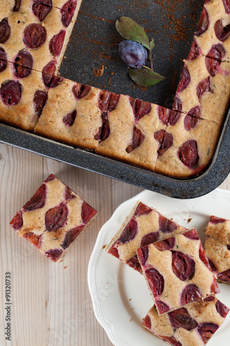 Spelt zucchini cake with plums