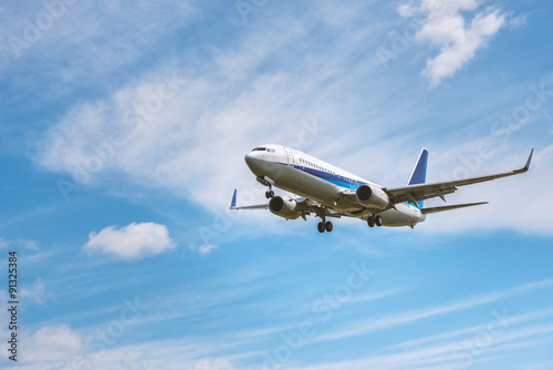 飛行する航空機