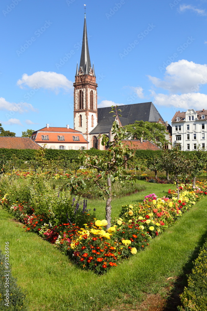 Darmstadt, Prinz-Georg-Garten, Sankt-Elisabeth-Kirche (September 2015) 