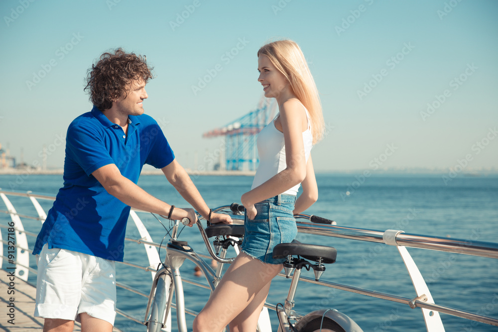 Obraz premium Couple flirting outdoors