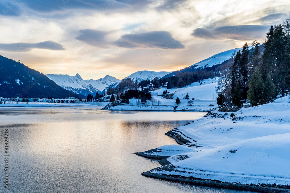 Obraz premium Evening winter scenery of Davos Lake, Switzerland.