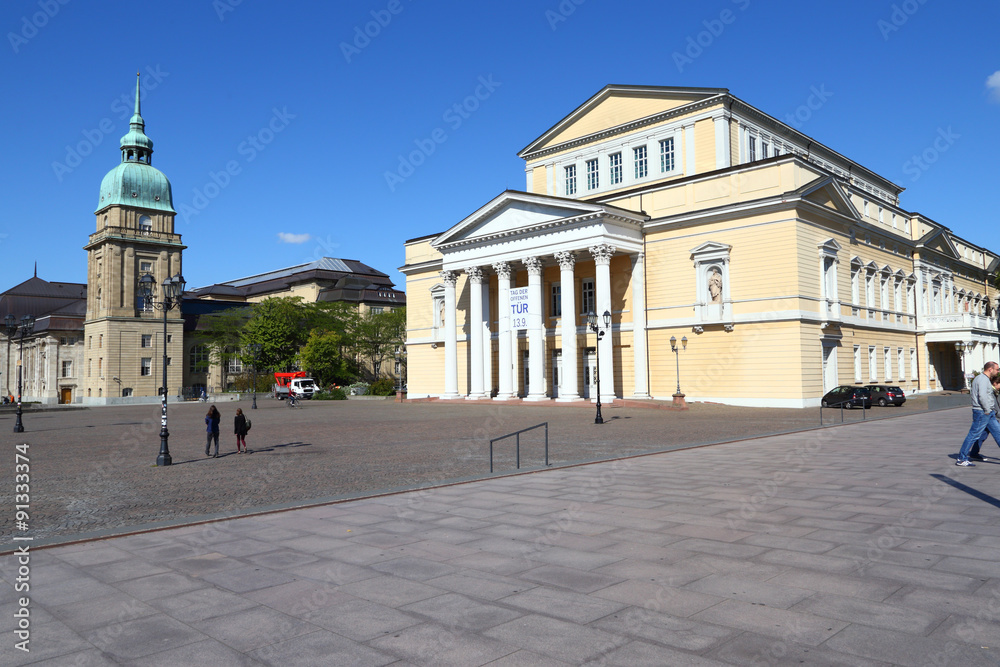 Darmstadt, links das Landesmuseum, rechts das Staatsarchiv (September 2015) 