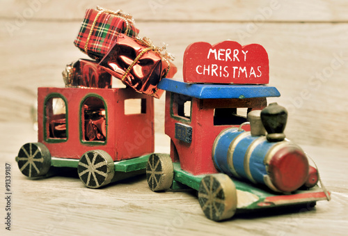 petit train transportant cadeaux pour Noël