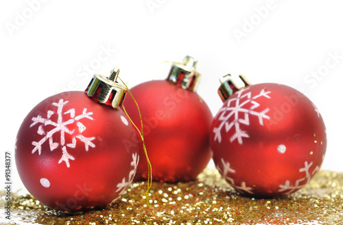 boules de Noël sur paillettes et fond blanc