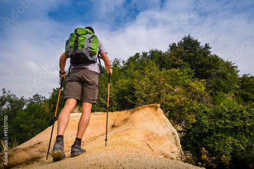 Cuadro en lienzo A man hiking on the hills