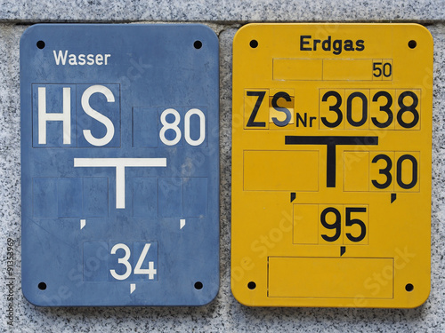 Hinweisschilder Wasser und Erdgas