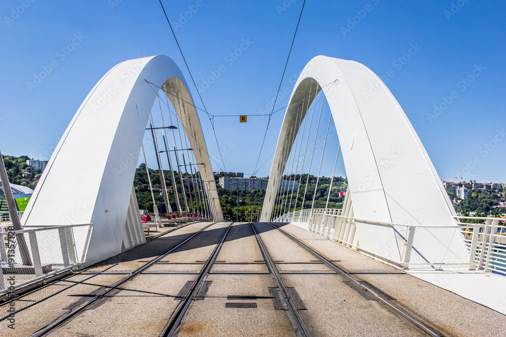 Fototapeta premium Le Pont Raymond Barre entre Gerland et Confluence