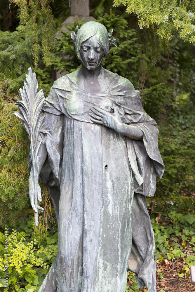 Fototapeta premium Frauenstatue mit Palmzweig