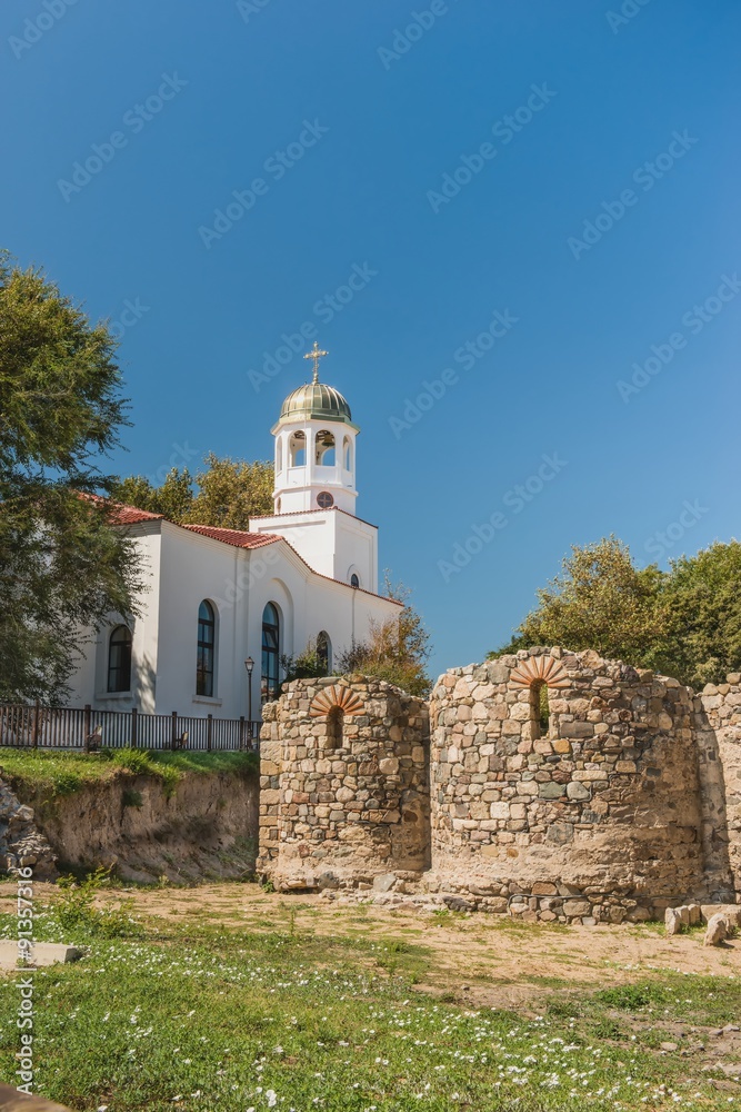 Фрагменты старого города и православной церкви