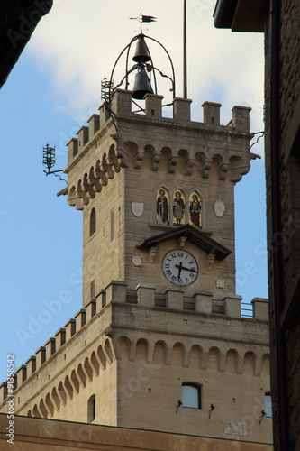 Torre orologio con campanile photo