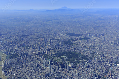 東京上空／都心から富士山方向の高高度空撮