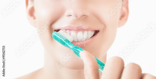 Donna con spazzolino denti bianchi