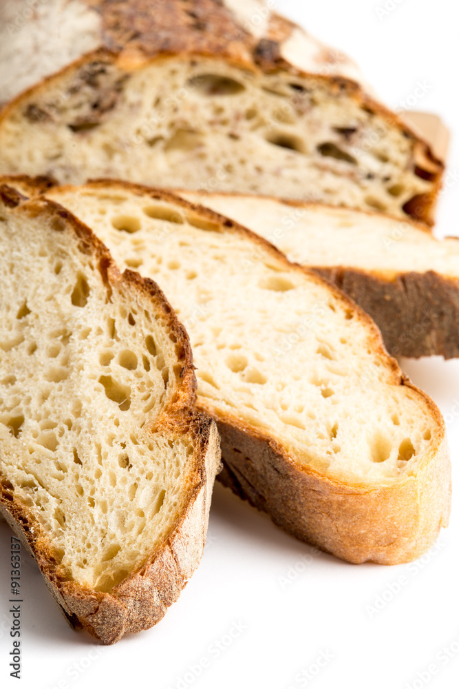 Fette di pane casereccio isolato