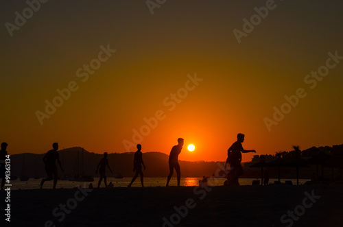 Fussball beim Sonnenuntergang