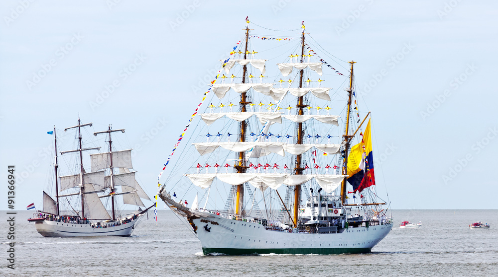 Obraz premium Einlaufparade der Segler