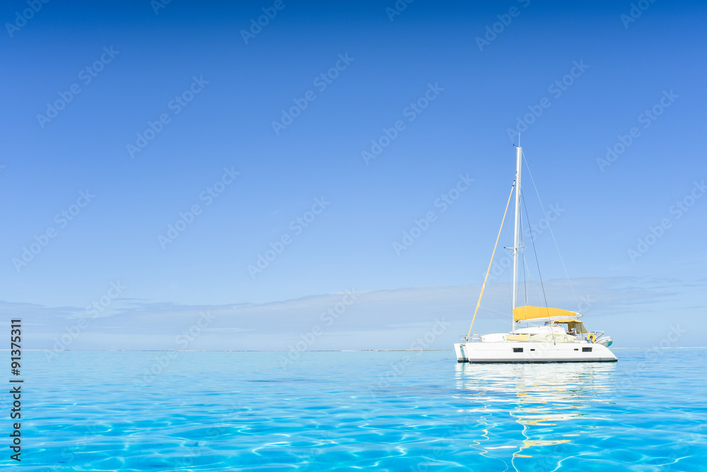 Barca a vela su mare cristallino Polinesia