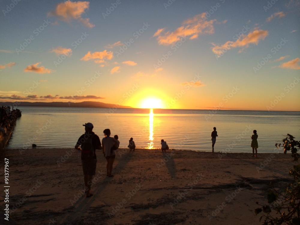 夕日を見る人