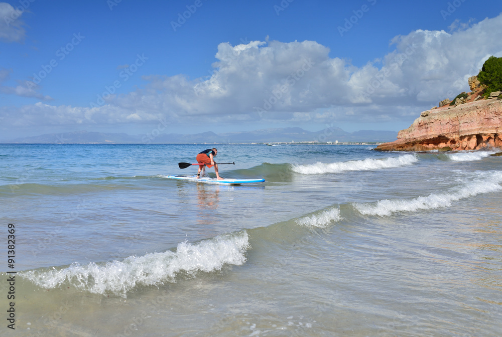 surfer dans un décors paradisiaque
