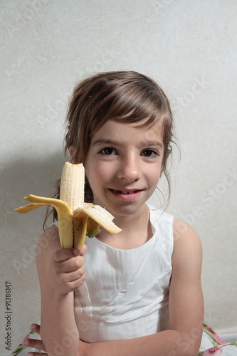 NIÑA COMIENDO PLATANO